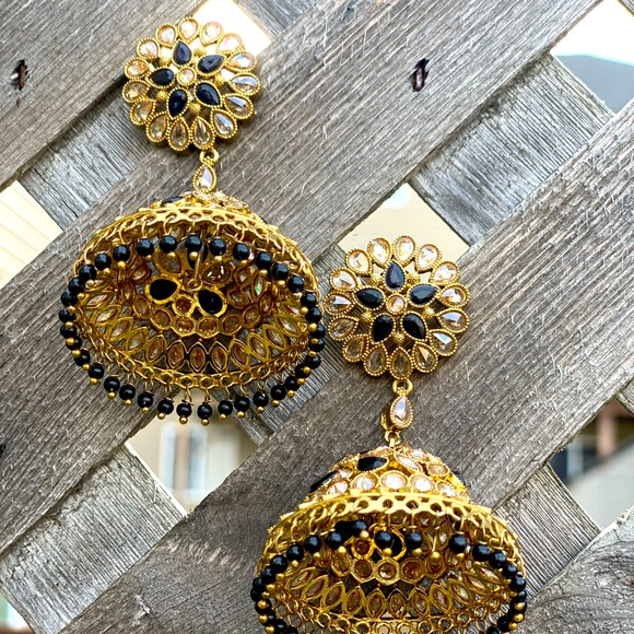 Brand New Black and Gold jhumka Earrings Very light weight - Picture 4 of 6